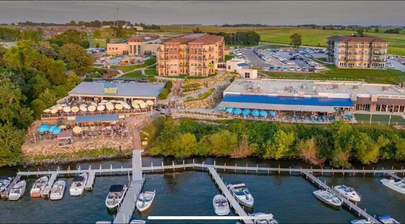 Boho Bungalow On The Pond W/ Hot Tub Arnolds Park Εξωτερικό φωτογραφία