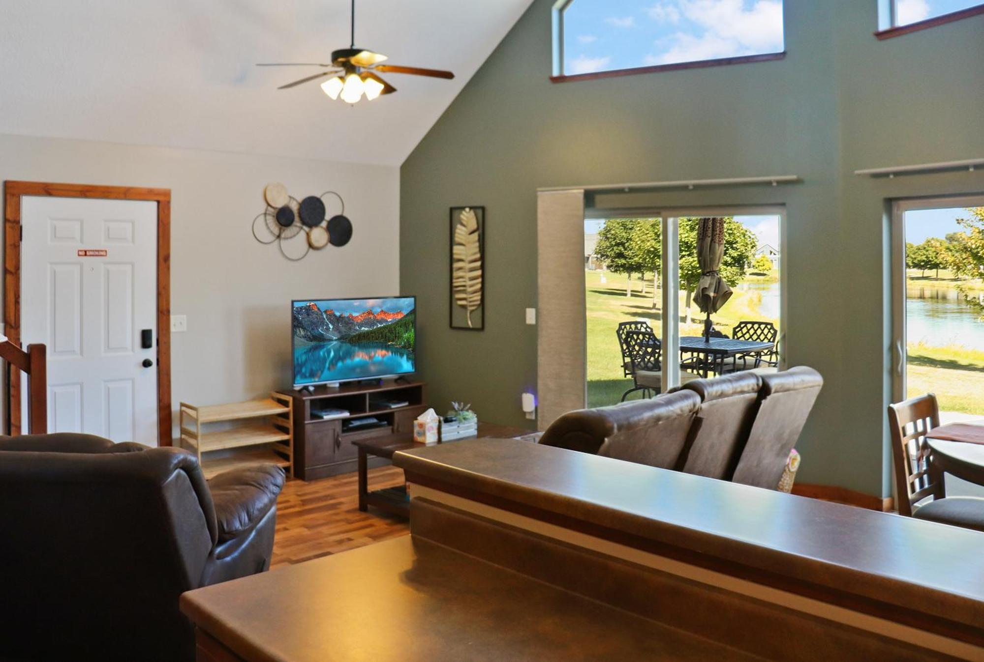 Boho Bungalow On The Pond W/ Hot Tub Arnolds Park Εξωτερικό φωτογραφία